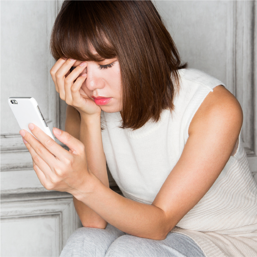 慢性的なだるさと疲労の悩みに向き合う女性